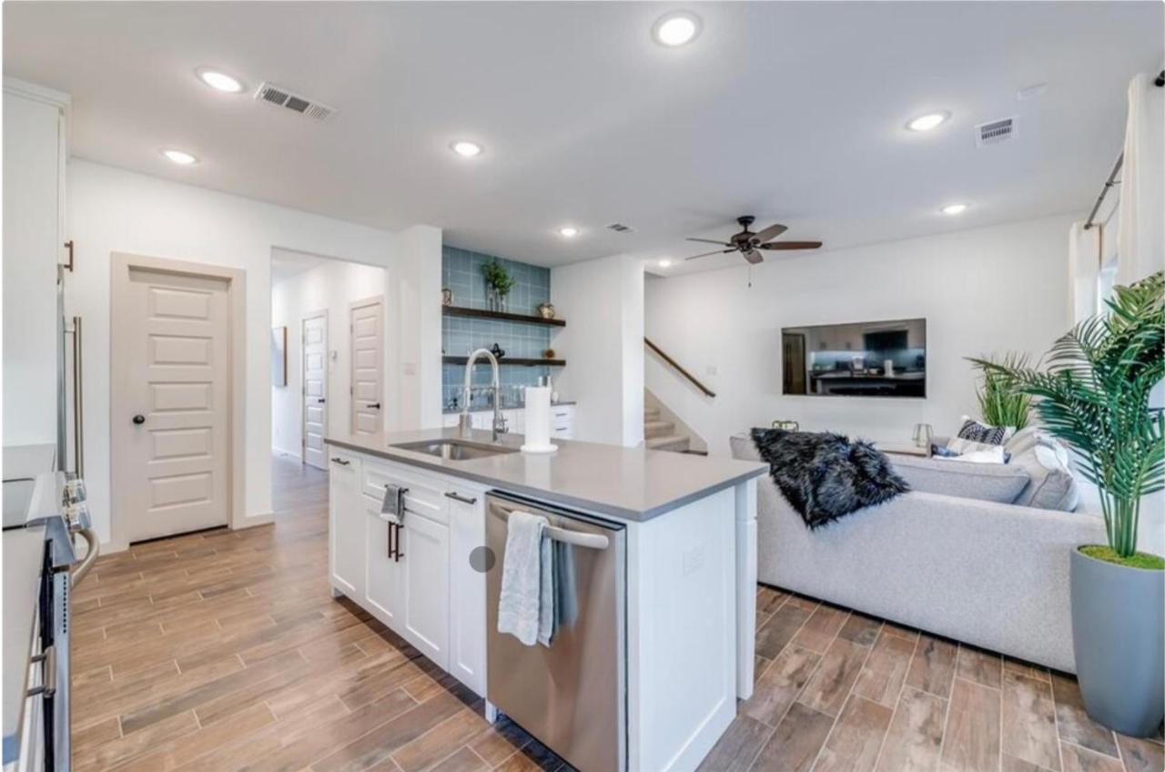 Stylish Townhome Near At&T Stadium, Globe Life, Six Flags & More Arlington Dış mekan fotoğraf
